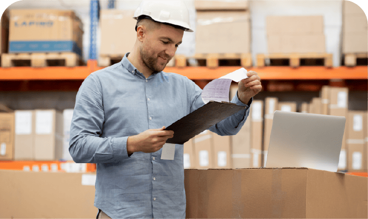 Imagen de un hombre mirando su celular