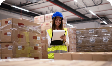 Imagen de una mujer trabajando en un despacho de paquetes