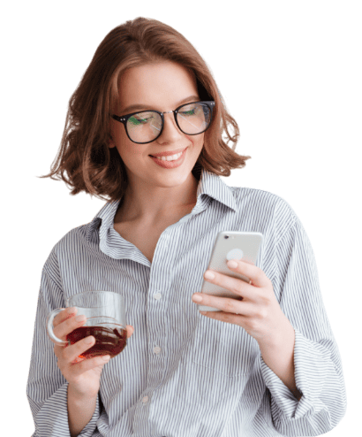 Imagen de una chica utilizando su celular