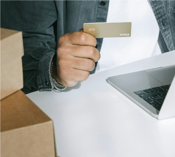 Imagen de un hombre revisando los datos de su tarjeta de crédito