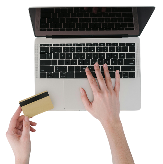 Imagen de una persona poniendo los datos de su tarjeta de crédito a través de un teclado