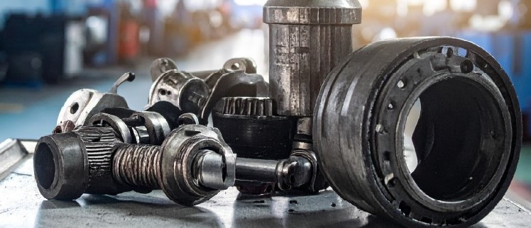 Una caja que contiene repuestos de automotriz