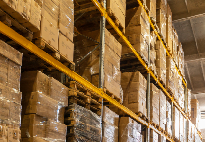 Imagen de varios paquetes dentro de un almacén